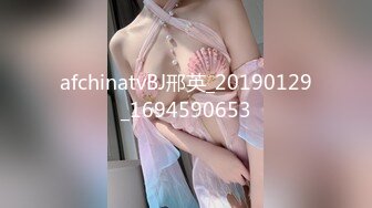 娇小苗条妹子床上自慰无毛嫩穴秀特写