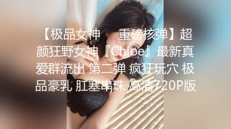 美女山顶凉亭玩自拍