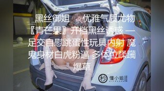 【乱伦史上封神之作❤️我和妈妈】真实乱伦❤️爸在客厅玩王者入迷 我在妈骚穴里灌满精液 超刺激 过程对白