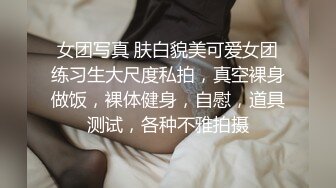 高颜值留学美女被男友后入式干的受不了趴在地上还被继续插着