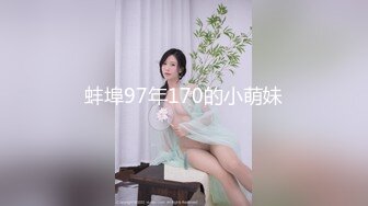 跟随偷窥跟男友坐地铁的眼镜美女 想到这么清纯的妹子 出门居然不穿内内 旁边大哥有没有闻到骚味