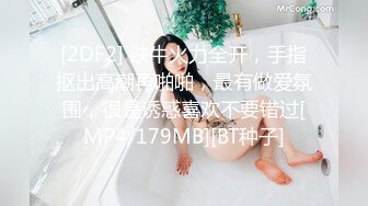 时尚带眼镜超大G奶美女揉奶自摸诱惑秀，极品粉嫩一线天肥逼，摸两下就出了很多水，近距离特写逼逼收缩往外流水