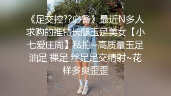 牛仔裤时尚小美女，清爽的吊带衣，偷窥她上厕所，小肥阴唇 可以~