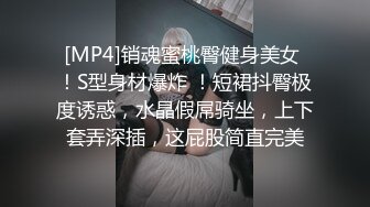 [MP4/ 2.46G]&nbsp;&nbsp;大一极品姐妹花全程露脸镜头前发骚，淫声荡语互动狼友，好姐妹被慢慢扒光，揉奶玩逼跳蛋摩擦