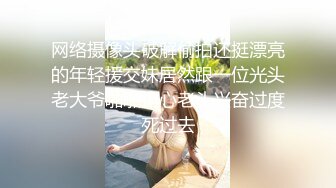 蕾丝花边蓝色小内内看着好清爽 大姐只顾背包没顾上裙底