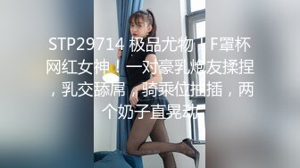 大鸡巴小哥双飞两个精品骚女，全程露脸一起舔鸡巴又舔蛋，轮流伺候小哥主动上位让大哥轮草两女爆菊花玩跳弹