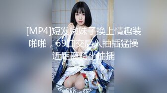 颜值不错美少妇腿上绑振动棒户外诱惑 开裆丝袜边吃饭震动再到厕所自慰