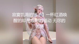 大妈闭着眼睛一脸享受的吃着蛋蛋