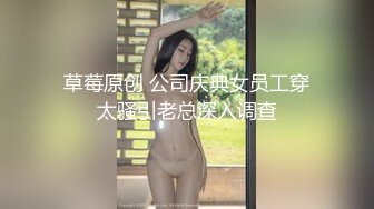 绿衣长裙四眼妹子，走路慢悠悠的，可能是刚才尿尿时姨妈血流的有点多~