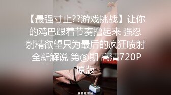 初为人妻老公忙着工作自己在家耐不住寂寞居然对着电脑脱衣服自慰