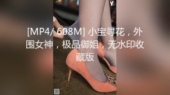 潜入女厕近距离偷拍高跟鞋少妇肥美的鲍鱼