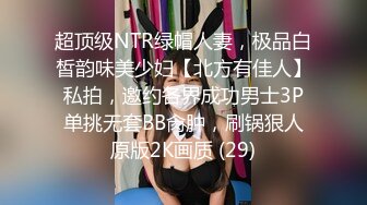 偸拍校内女同学方便貌似还有老师入镜逼脸同框