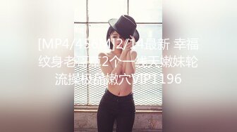 新来的美女模特全程露脸深夜撩骚互动狼友，揉奶玩逼勾搭大哥，让大哥抠逼揉奶