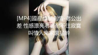 性感美女穿着睡衣吃泡面不小心走光露点