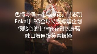 穿丝袜的娇小女学生在购物中心的更衣室里做危险的口交