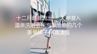 淫妻跪舔肉棒