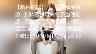 商场女厕全景偷拍 破洞牛仔少妇的极品小黑鲍