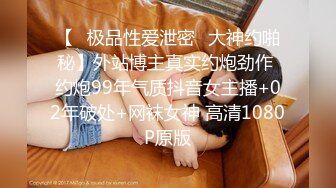 合租房门缝偷窥对门的美女换衣服 奶子又白又大身材还真不错