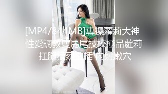 王先生广场散步勾搭美少妇,聊了一段时间顺利约到酒店偷情