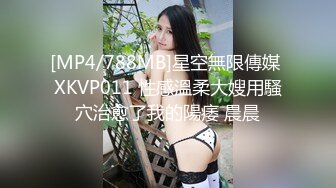 抄底漂亮少妇 和闺蜜一块逛街 看着特别干净的蓝白内内