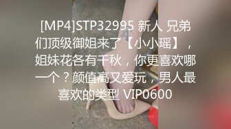 《极品CP?魔手?外购》坑神躲藏女厕隔间前后位连续偸拍▲超多小姐姐蹲坑→亮点多多~同框拍脸拍逼~清纯眼镜妹自摸抠阴蒂