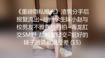 【笑起来甜美新人美妞】慢慢脱下内裤特写，揉捏奶子掰开紧致小穴，双指夹住阴唇手指扣弄，搞得小逼湿湿哒