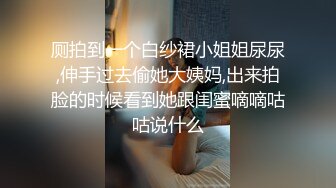 隔壁新搬来了个靓妹晚上偷偷躲在窗外偷窥她洗澡看着她的奶子和下面的毛毛有想做爱的冲动