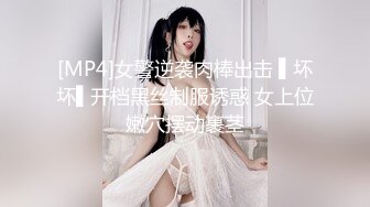 良家小少妇漏着骚奶子边吃饭边跟狼友发骚，揉奶摸逼自慰呻吟