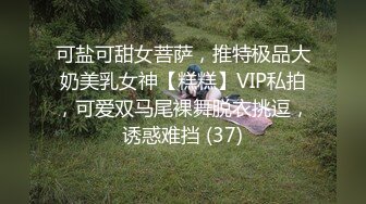 大山裏的小夫妻山頭野戰正嗨,壹個大哥發現抽著煙過來坐邊上看,哎呀有人看我放不開