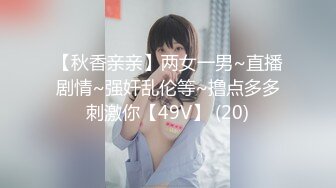 窗外偷拍邻居家眼镜妹洗澡,脱光衣服坐在马桶上玩手机