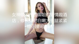 后入时接短信顺便拍一点，屁股很好。忘验证了