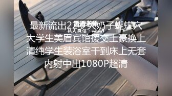 我怂了不敢强奸冒着摔死的风险偷拍妹妹洗澡视频作为谈判的筹码