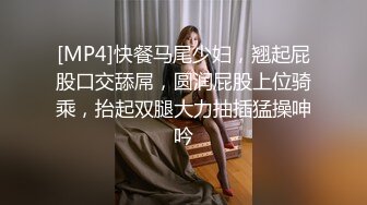 跟踪斑点裙妹子进厕所拍她嘘嘘再跟进车站拍脸