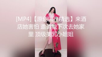 化妆品骚娘们 拉个尿尿像是被艹爽的样子，啊嗯呀呀 一脸舒服的表情！