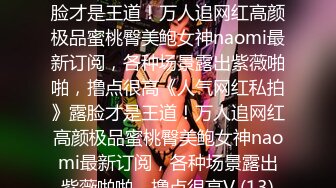 酒店嫖妓偷拍猥琐瘦男喝完王老吉干黑衣肤白卖淫女，老这么嫖小哥这小身板迟早被吸干