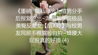 大学生背包客情侣突然性起在景区的残疾人专用公厕里对着镜子啪啪