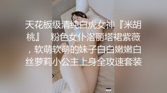 白皙皮肤的高挑美女房间里有一面大大的镜子，抱着极品翘臀大鸡巴