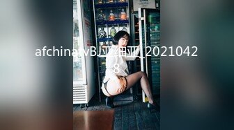 后插露脸小少妇，大长屌，后入无毛小白虎，猛烈操逼