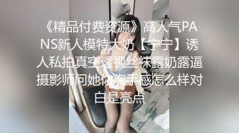 [MP4]深夜场背带长裙极品女 坐在身上揉捏奶子 开档丝袜掰穴