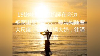 十一月新流出大神潜入水上乐园更衣室移动偷拍泳客更衣❤️连体泳衣美女VS戴隐形文胸的巨乳美少妇