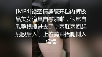 屄很粉的妹子被男友帮在床上尻